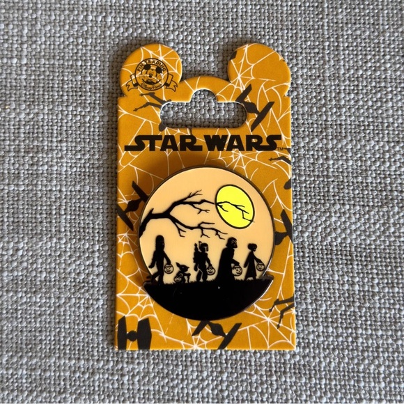 Brand New 2015 Disney Pin Star Wars Trick or Treat Glow in the Dark Halloween - Picture 1 of 6